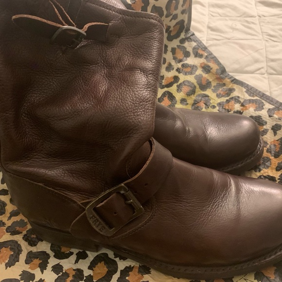 FRYE BURGUNDY BROWN BOOTS. - Picture 5 of 6